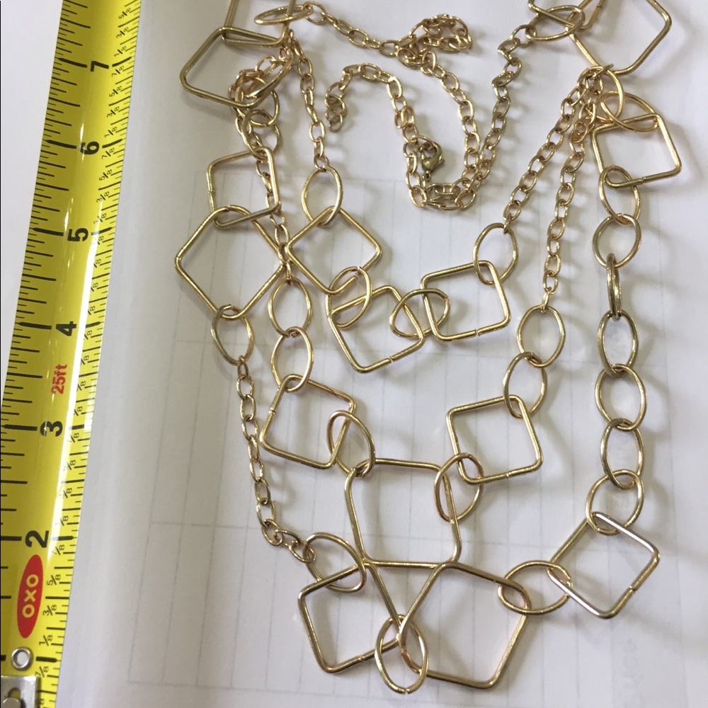 Shiny goldtone adjustable length necklace.
